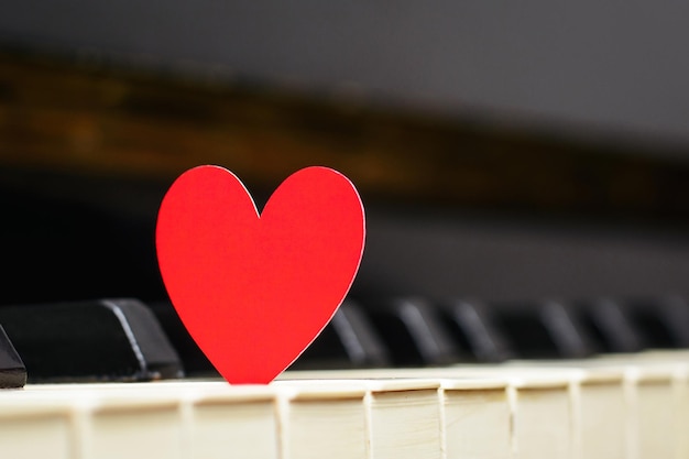 Jasne czerwone serce na klawiaturze fortepianu