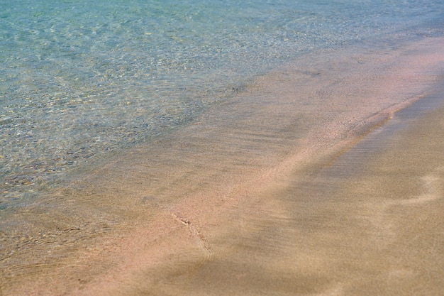 Jasne Fale I Kolorowy Piasek Na Tropikalnej, Piaszczystej Plaży W Grecji Na Krecie.