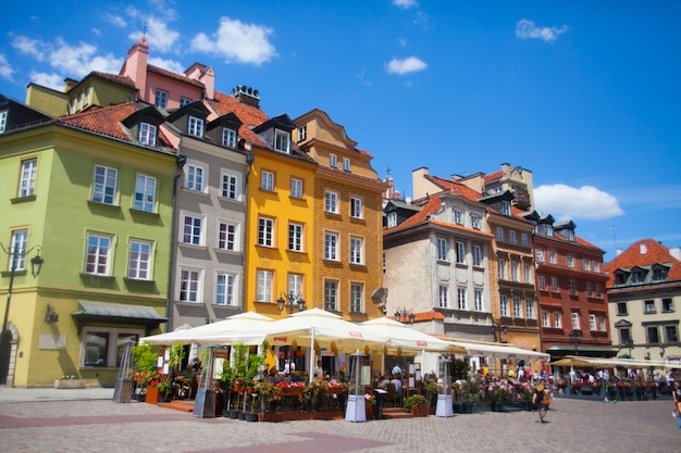 Jasne kolorowe domy i uliczne kawiarnie w centrum starego miasta w Warszawie