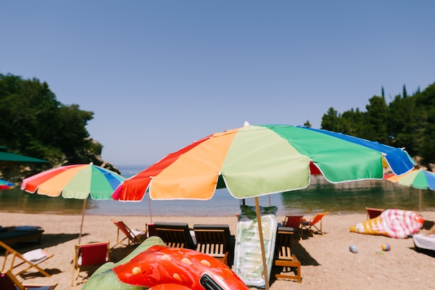 Jasne kolorowe parasole na plaży królewskiej w przno