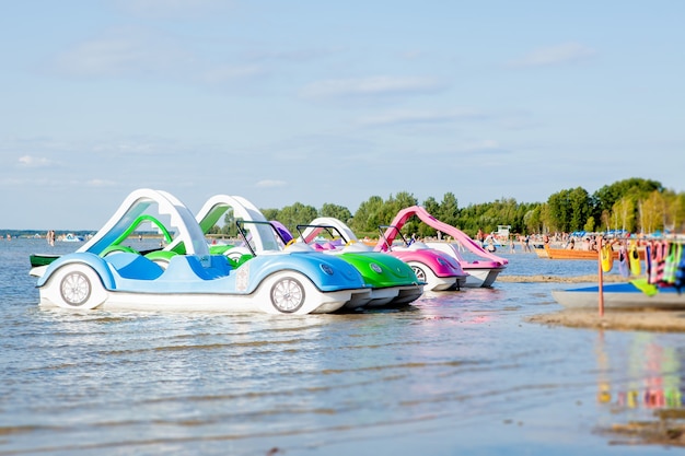 Jasne Kolorowe Rowery Wodne Na Plaży Nad Jeziorem