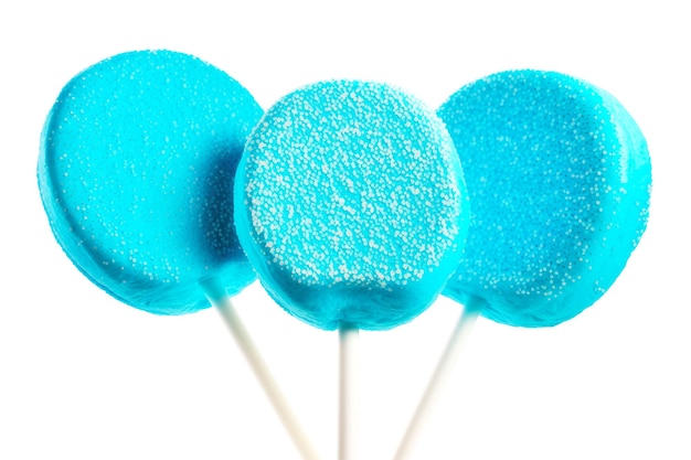 Zdjęcie jasne niebieskie cukiernicze lizaki marshmallow na białym tle generatywne ai