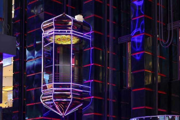Zdjęcie jasne, piękne windy w neonowym świetle