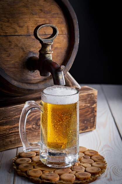 Zdjęcie jasne piwo w szklance na starym tle