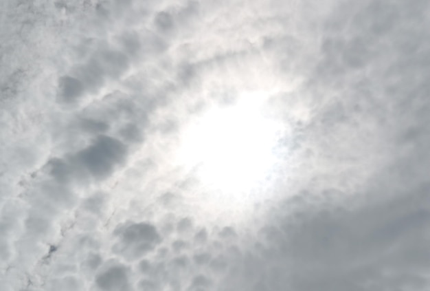 Jasne promienie słońca świecą wśród puszystych chmur Altocumulus