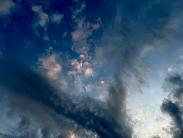 Zdjęcie jasne szare i niebieskie chmury na tle nieba