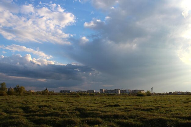 Jasne, zachmurzone błękitne niebo nad pejzażem miejskim