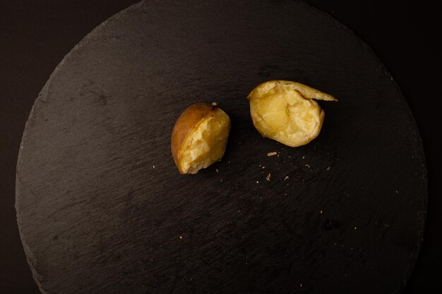 Jasne ziemniaki na talerzu