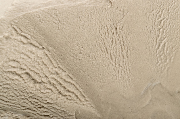 Jasnobeżowa mokra tekstura piasku, wilgotna piaszczysta plaża teksturowanej tło widok z góry z miejsca na kopię