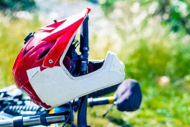 Zdjęcie jasnobiały czerwony sportowy kask ochronny na kierownicy roweru