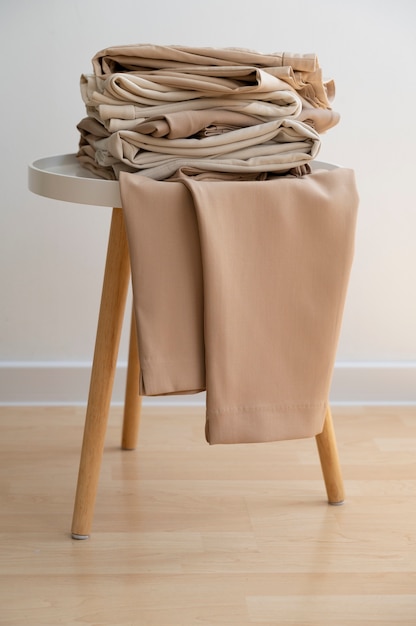 Zdjęcie jasnobrązowe beżowe spodnie w pomieszczeniach