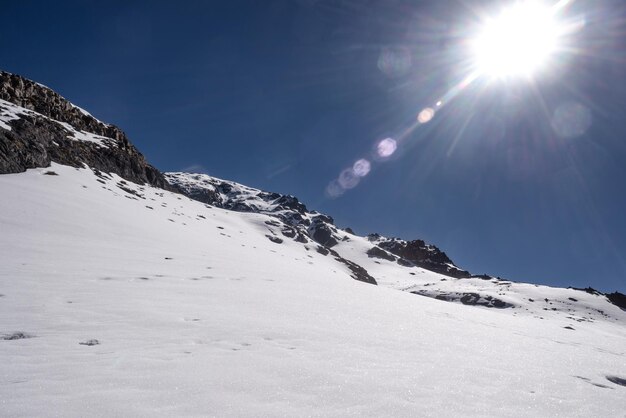 Zdjęcie jasnoniebieskie niebo jasne słońce oświetla śnieżny śnieg