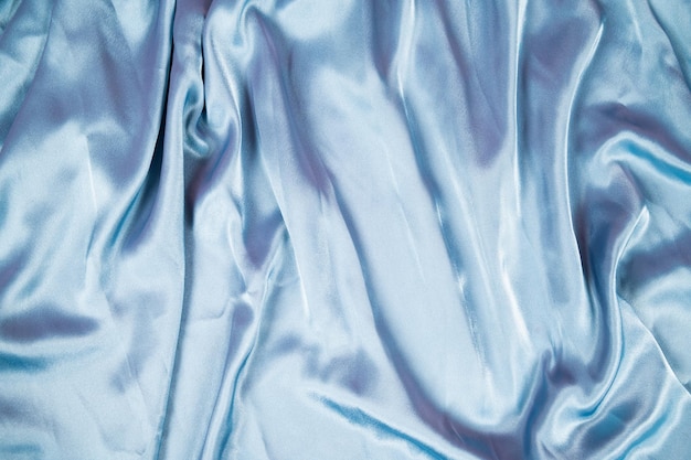 Jasnoniebieskie tło z satynowej tkaniny Płynące faliste tło z jedwabnej tkaniny widok z góry