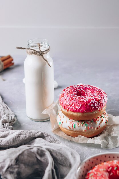 Jasnoróżowe Pączki I Butelka Mleka