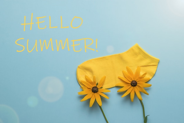 Jasnożółta skarpeta w dwóch kolorach i napis witaj lato w słońcu.