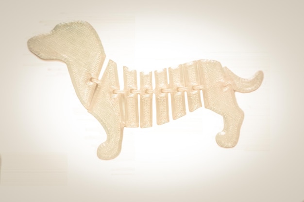 Zdjęcie jasny biały obiekt w kształcie zabawki dla psa wydrukowany na drukarce 3d