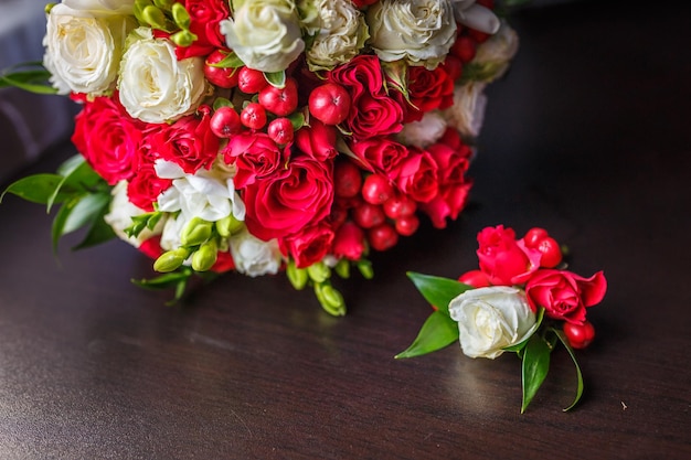 Jasny bukiet ślubny z letnich czerwonych i białych róż