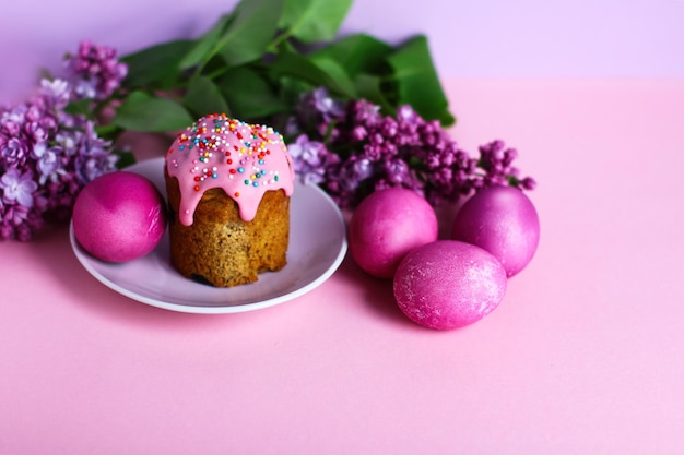 Jasny fioletowy ciasto wielkanocne i kwiaty bzu na fioletowym tle wystrój wielkanocny selektywne focus