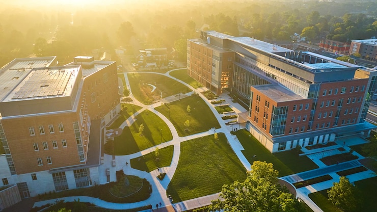 Zdjęcie jasny kampus uniwersytecki z powietrza mgła ball state university na złotym świcie wschód słońca muncie in