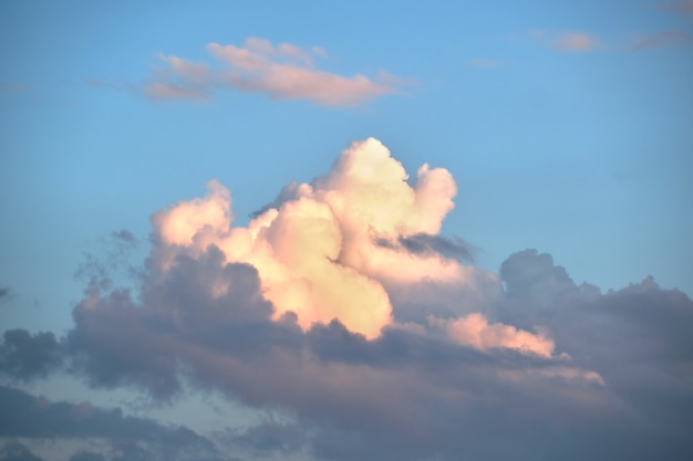 Jasny krajobraz białych podpuchniętych chmur cumulus na błękitne jasne niebo.