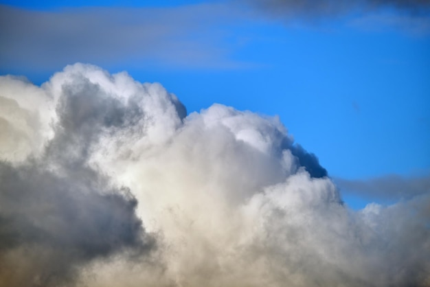 Jasny krajobraz białych, puszystych chmur cumulus na błękitnym, czystym niebie