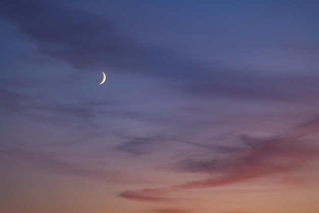 Zdjęcie jasny miesiąc na tle błękitno-fioletowego nieba. nocny krajobraz. księżyc.