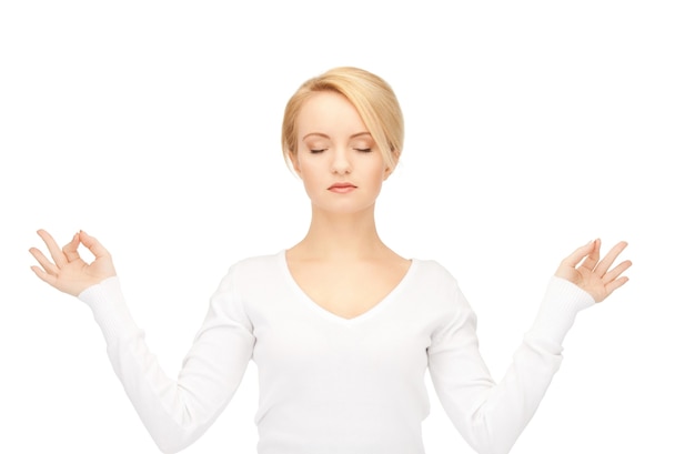 Zdjęcie jasny obraz kobiety w medytacji nad białymi