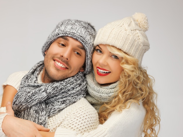 jasny obraz pary rodzinnej w zimowych ubraniach