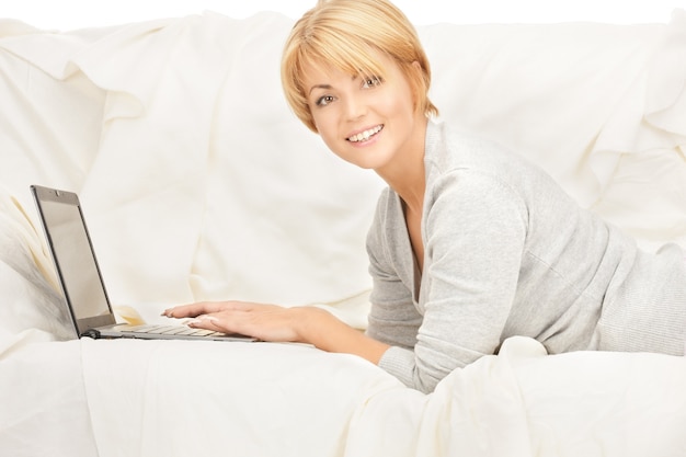 jasny obraz szczęśliwej kobiety z laptopem