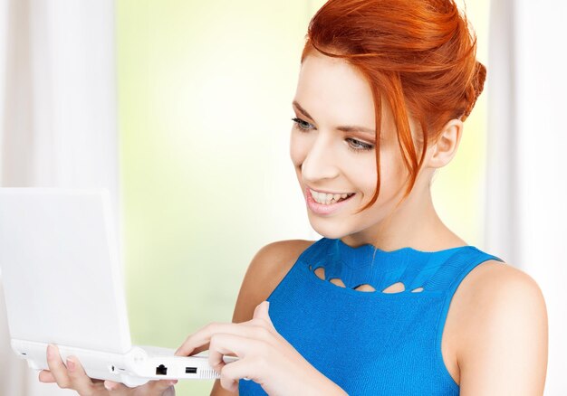 jasny obraz uśmiechniętej kobiety z laptopem