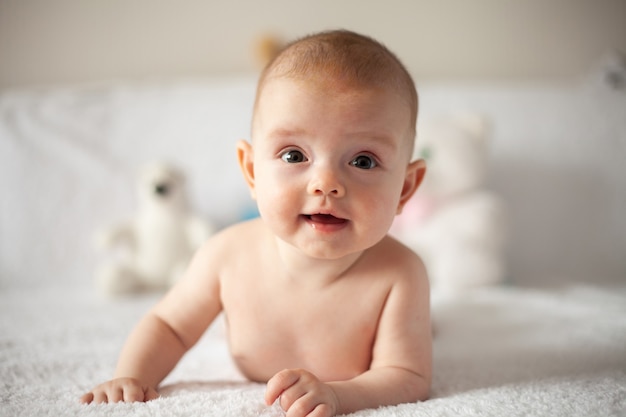 Jasny portret adorable baby - koncepcja rodzicielstwa lub miłości.