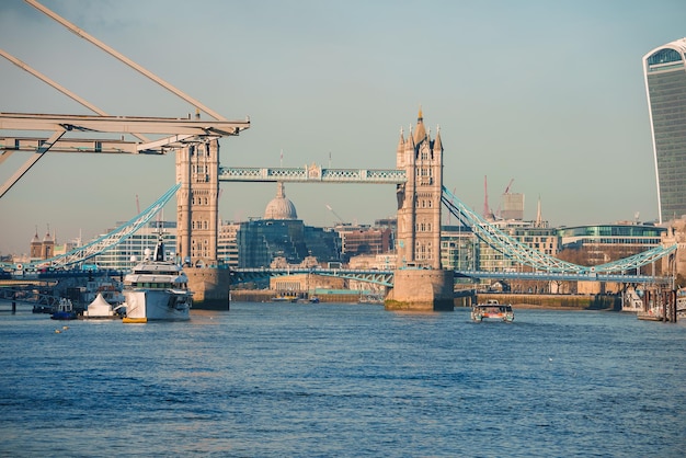 Jasny słoneczny dzień na londyńskim Tower Bridge z widokiem na katedrę św. Pawła