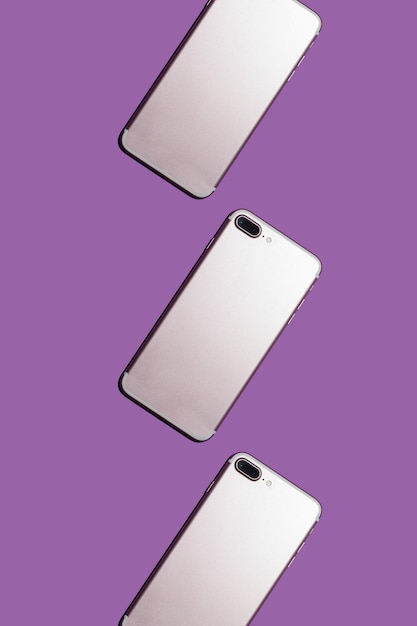 jasny wzór z nowoczesnymi telefonami na fioletowym tle