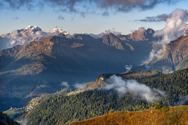 Jasny zachód słońca krajobraz w górach Dolomitów Włochy