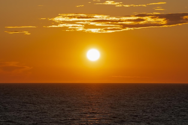 Jasny zachód słońca nad morzem zdjęcie z teleobiektywu Zdjęcie wysokiej jakości