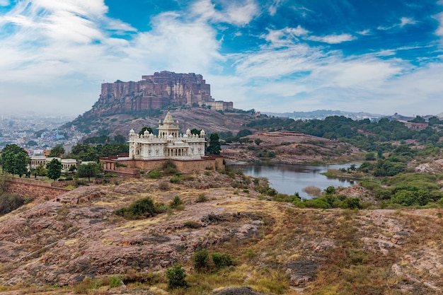 Jaswant Thada to cenotaf znajdujący się w Jodhpur, w indyjskim stanie Radżastan. Jaisalmer Fort znajduje się w mieście Jaisalmer, w indyjskim stanie Radżastan.