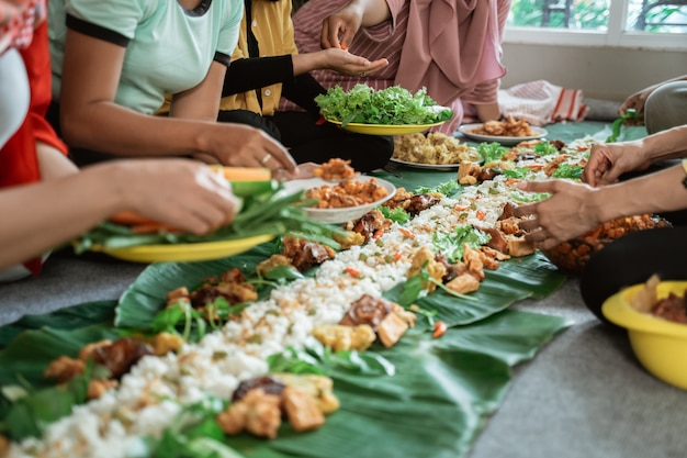 Jawajski tradycyjny jedzenie kłaść na liściu bananowym