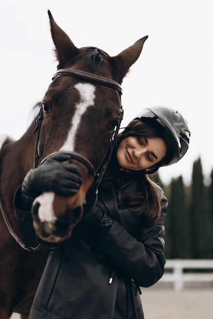 Jazda konna Młoda kobieta z koniem