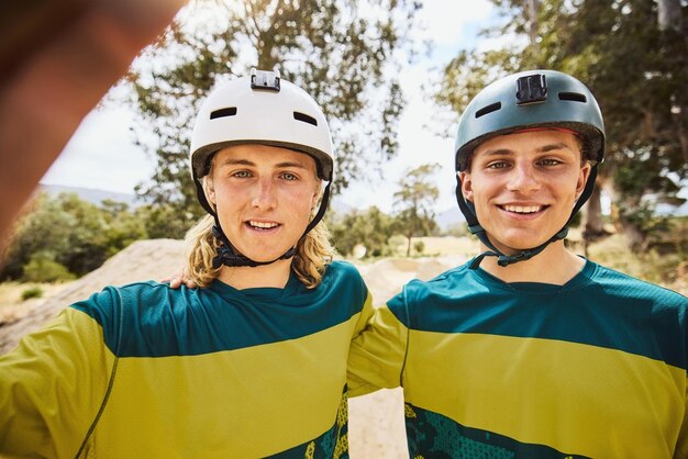 Jazda na rowerze selfie fitness i przyjaciele w przyrodzie do treningu sportowego, przygody w podróży i cardio na świeżym powietrzu z rowerem w Norwegii Zdjęcie z podróży uśmiech i portret mężczyzn z rowerem na wsi