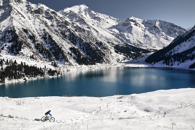 Jazda na rowerze w zimowych górach