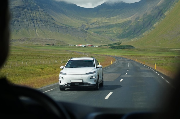 Jazda samochodem z perspektywy kierowcy góry na Islandii
