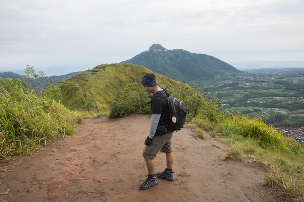 Jeden człowiek z plecakiem podróżuje samotnie z plecakiem po górach