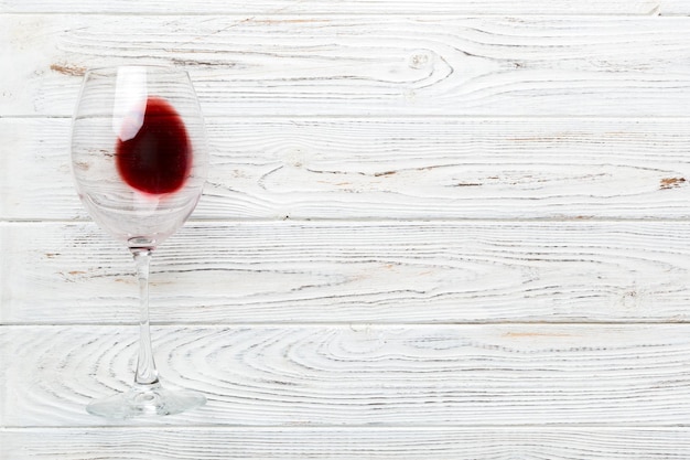 Jeden kieliszek czerwonego wina podczas degustacji wina Koncepcja czerwonego wina na kolorowym tle Widok z góry płaski projekt świecki