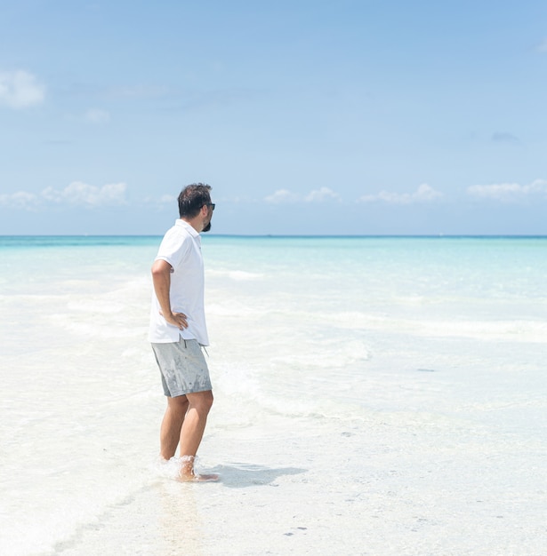 Jeden mężczyzna cieszy się piękną tropikalną plażą