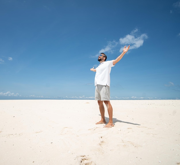 Jeden Mężczyzna Cieszy Się Piękną Tropikalną Plażą