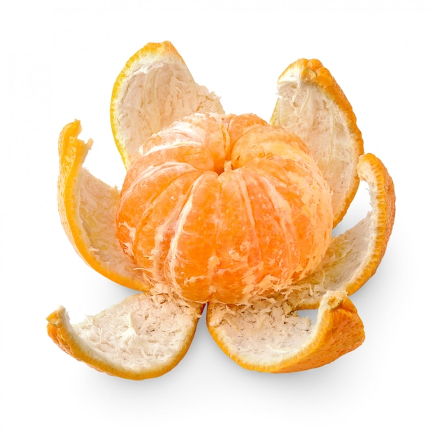 Jeden owoc mandarynki ze skórką na białym tle