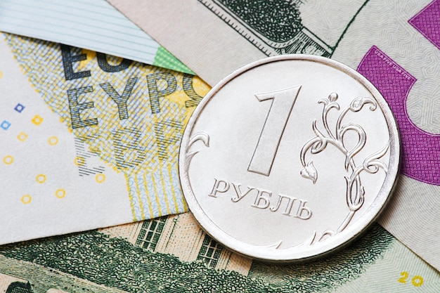 Jeden rubel na tle banknotów euro i dolara