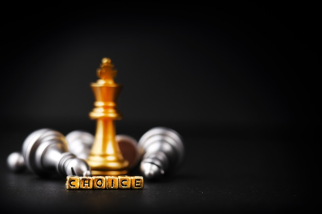 Zdjęcie jeden szachowy złoty pionek, pozostający na tle pionków szachowych. strategia, planowanie i koncepcja podejmowania decyzji, wybór. dobór słów. skopiuj miejsce na swój tekst