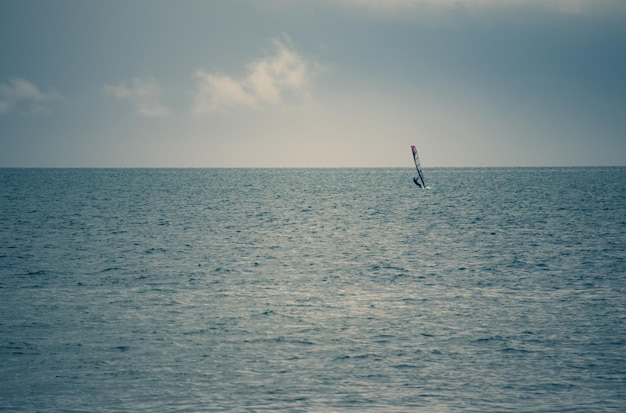 Jeden Windsurfer Na Morzu Turkusowe Morze Wyczyść Błękitne Niebo Bez Chmur
