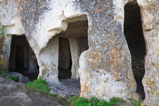Jeden z przepastnych domów Mangup Kale - historyczna twierdza i starożytna osada jaskiniowa na Krymie (Ukraina).